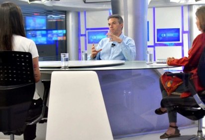 Mateus Veloso, cardiologista Intervencionista do HUB, &eacute; o entrevistado do CB.Sa&uacute;de. Na bancada, as jornalistas Sibele Negromonte (D) e Mila Ferreira  -  (crédito:  Ed Alves/CB/DA Press) -Mateus Veloso, cardiologista Intervencionista do HUB, &eacute; o entrevistado do CB.Sa&uacute;de. Na bancada, as jornalistas Sibele Negromonte (D) e Mila Ferreira  -  (crédito:  Ed Alves/CB/DA Press)