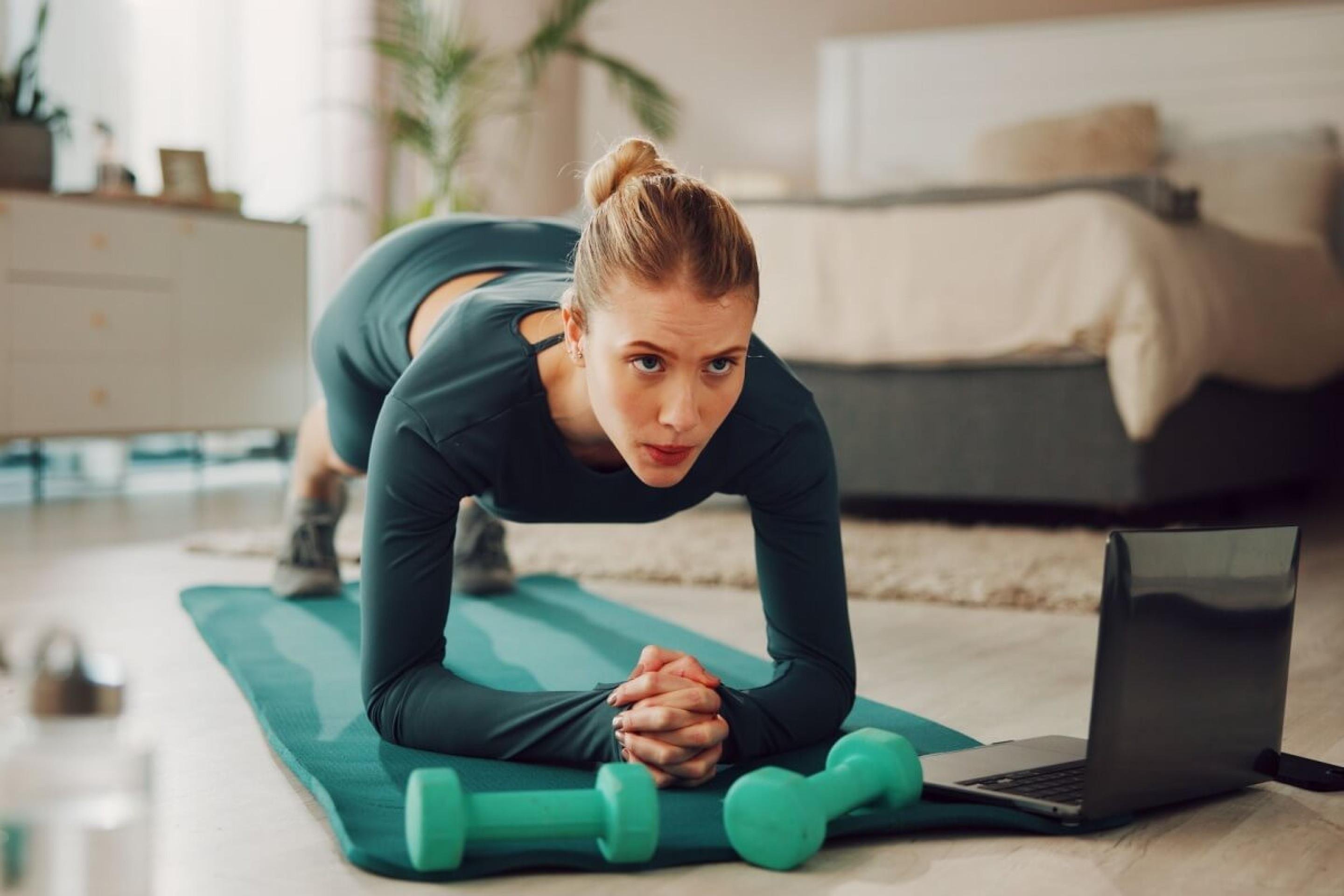 Exercícios rápidos podem ser a chave para manter a constância no dia a dia (Imagem: PeopleImages | Shutterstock) - (crédito: EdiCase) Exercícios rápidos podem ser a chave para manter a constância no dia a dia (Imagem: PeopleImages | Shutterstock) - (crédito: EdiCase)