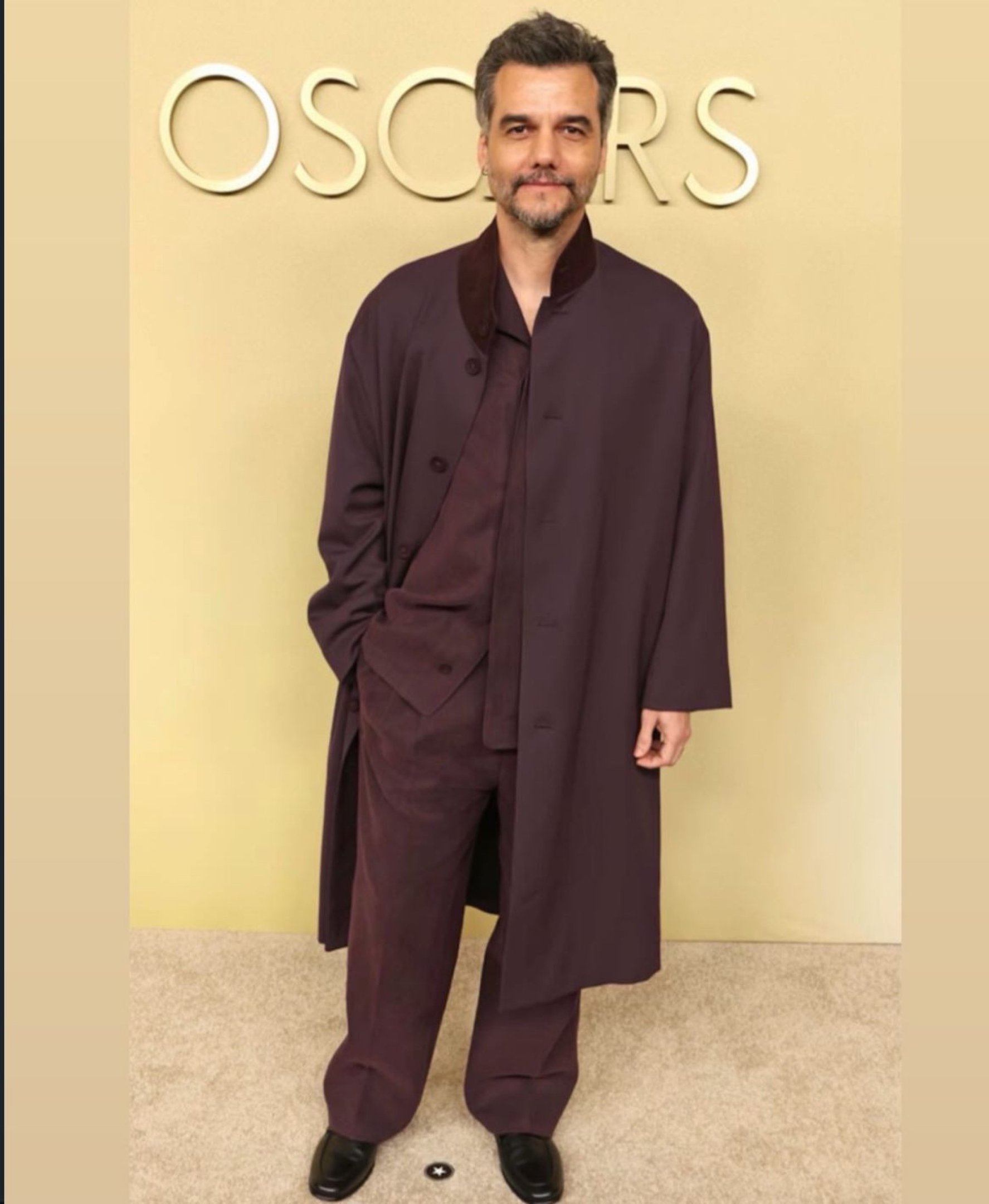 O brasileiro com conjunto da Zegna no Astra Film Awards