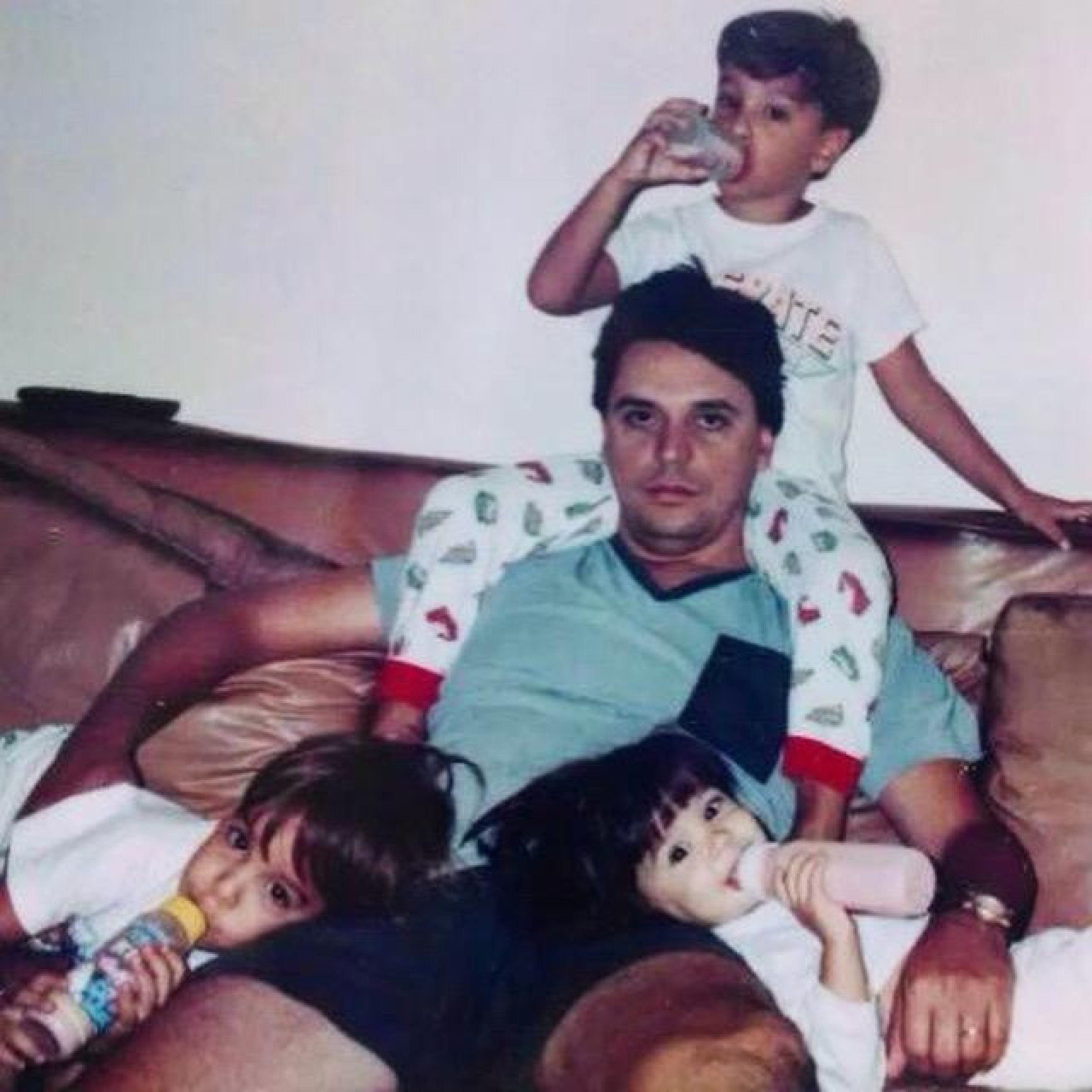 Neto em foto com os filhos