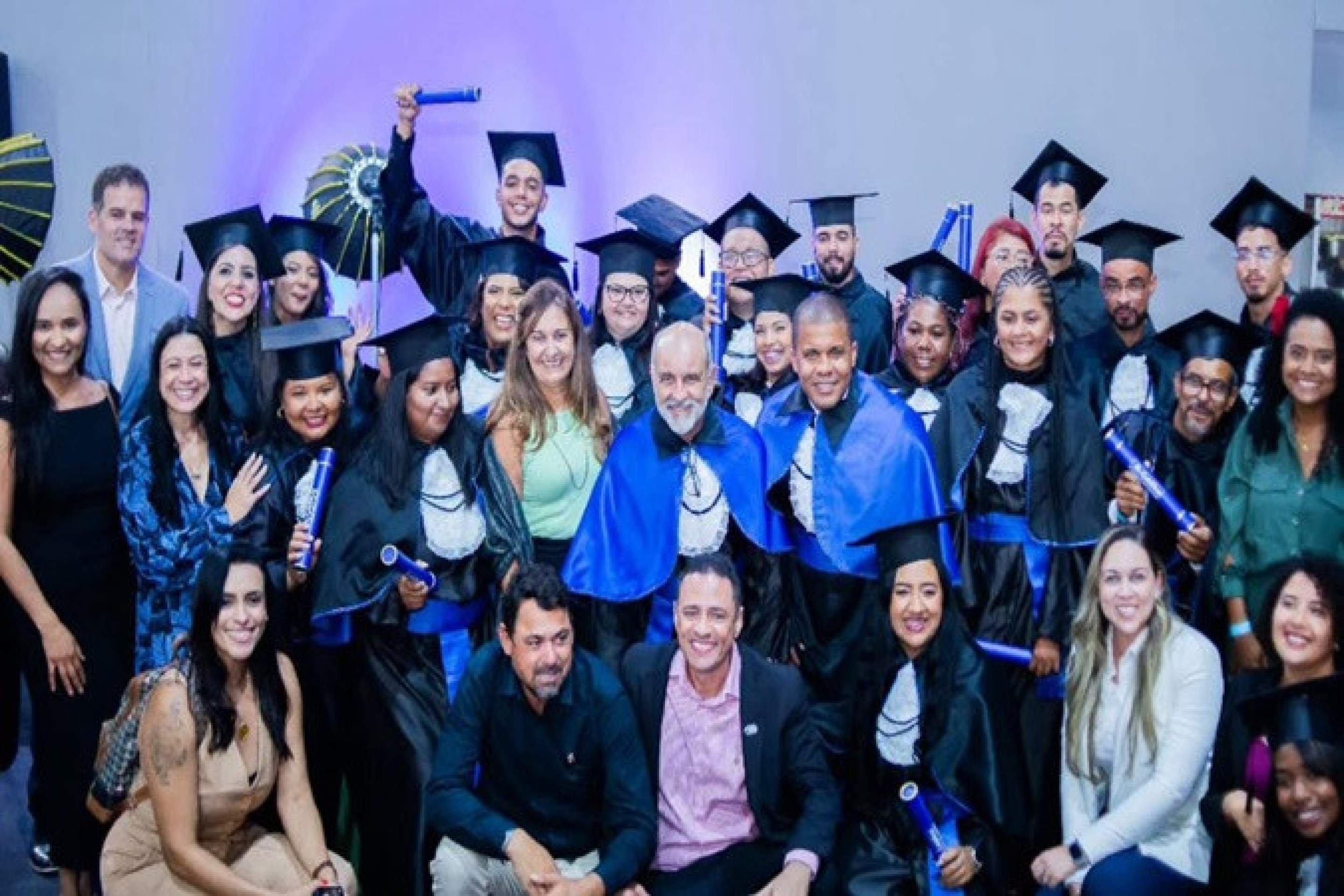 Registro da formatura da primeira turma do curso tecnol&oacute;gico em gest&atilde;o de cooperativas 