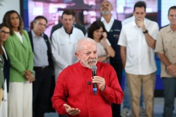 No campo da economia, na comparação com o governo de Bolsonaro, 17% avaliaram gestão de Lula como muito melhor, 20% como um pouco melhor, 15% como um pouco pior e 31% como muito pior
- (crédito: Rovena Rosa/Agência Brasil ) No campo da economia, na comparação com o governo de Bolsonaro, 17% avaliaram gestão de Lula como muito melhor, 20% como um pouco melhor, 15% como um pouco pior e 31% como muito pior
- (crédito: Rovena Rosa/Agência Brasil )