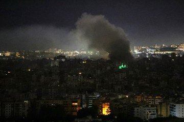 Fumaça sai de prédio após ataque acontecido em Beirute, capital do Líbano -  (crédito:  AFP)