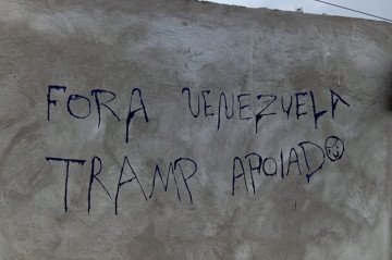 Muros pichados: 'Fora Venezuela, Tramp (sic) apoiado'...
- (crédito: Arquivo pessoal) Muros pichados: 'Fora Venezuela, Tramp (sic) apoiado'...
- (crédito: Arquivo pessoal)