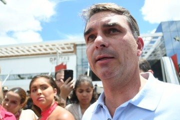 Flávio Bolsonaro lamenta morte de Oscar Schmidt e destaca exemplo para jovens