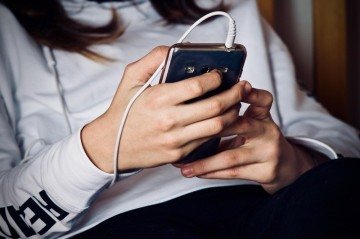 Uso intenso de celular por adolescentes está ligado a notas menores e mais solidão, aponta estudo - Pixabay/sweetlouise