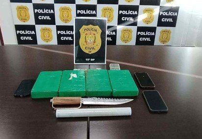 Quatro tabletes de coca&iacute;na foram apreendidos na casa. Valor de venda poderia chegar a R$ 200 mil -  (crédito: Reprodu&ccedil;&atilde;o/PCDF) -Quatro tabletes de coca&iacute;na foram apreendidos na casa. Valor de venda poderia chegar a R$ 200 mil -  (crédito: Reprodu&ccedil;&atilde;o/PCDF)