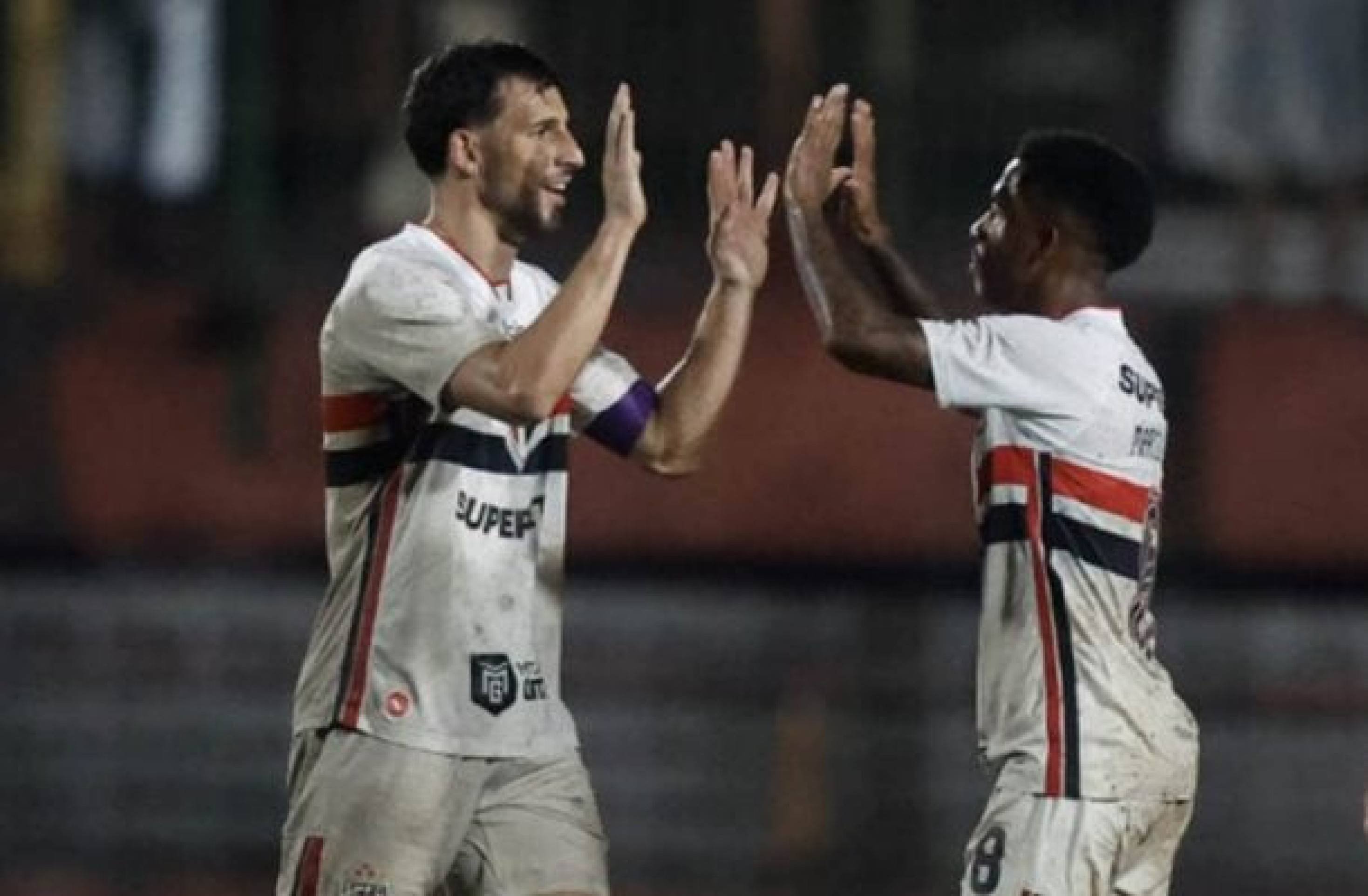 Tricolor assumiu a liderança após vitória contra a Chapecoense  -  (crédito: Foto: Rubens Chiri e Miguel Schincariol/Saopaulofc.net)
