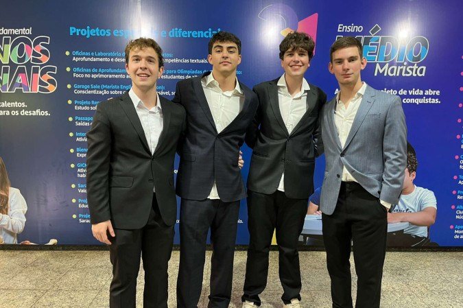Adriano Bonfim, 17 anos; Gustavo Huss, 17; Luiz Braun, 16; e Natan Torres, 17, estudantes do Marista Brasília e finalistas da Wharton Global High School Investment Competition -  (crédito: Divulgação/Marista Brasília)