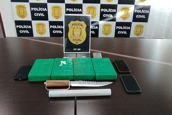 Quatro tabletes de cocaína foram apreendidos na casa. Valor de venda poderia chegar a R$ 200 mil - (crédito: Reprodução/PCDF) Quatro tabletes de cocaína foram apreendidos na casa. Valor de venda poderia chegar a R$ 200 mil - (crédito: Reprodução/PCDF)