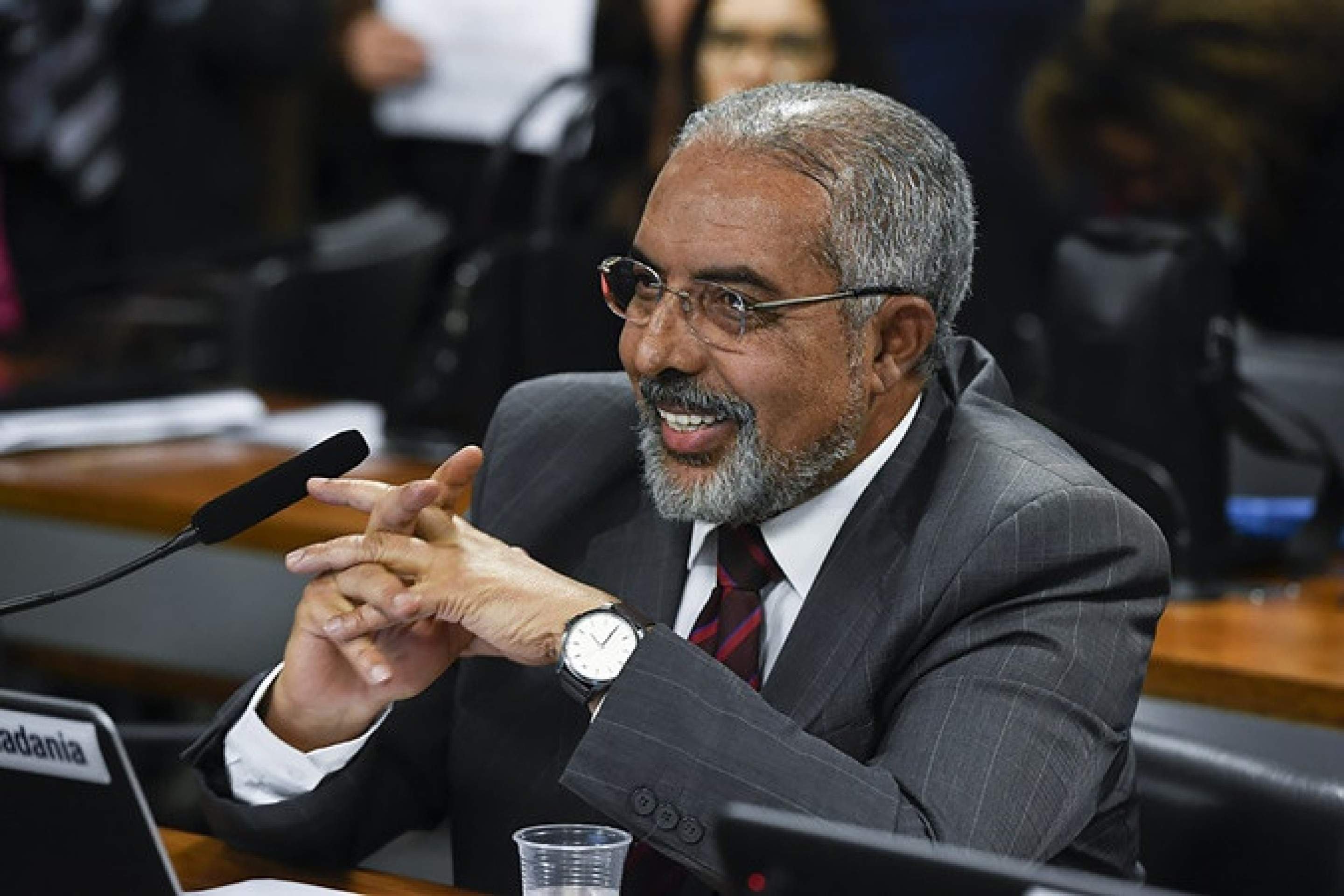 Senador Paulo Paim alerta que pretos e pardos enfrentam desemprego       