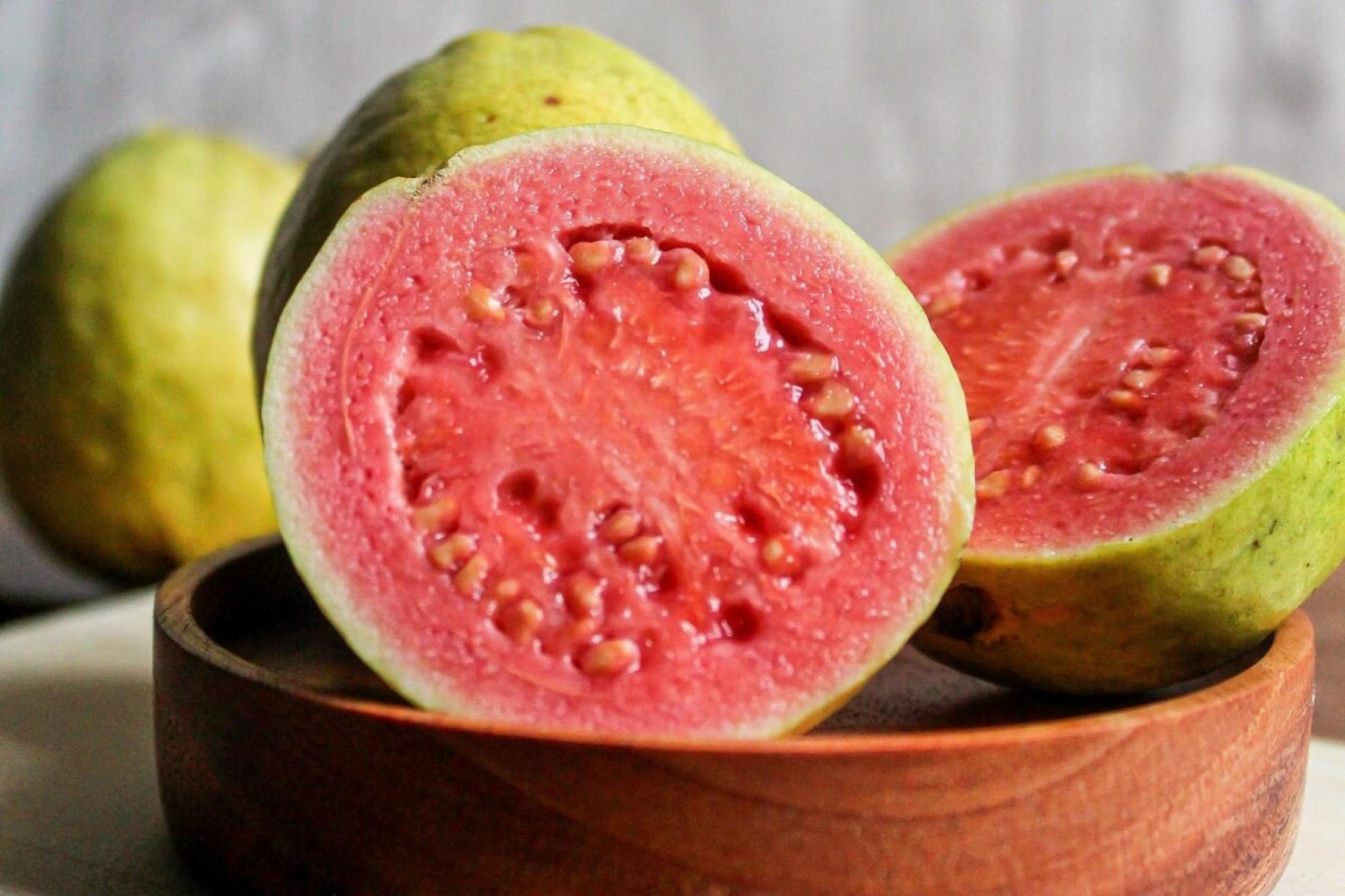 A goiaba é rica em vitaminas e nutrientes essenciais (Imagem: Muklis_7 | Shutterstock) - (crédito: EdiCase) A goiaba é rica em vitaminas e nutrientes essenciais (Imagem: Muklis_7 | Shutterstock) - (crédito: EdiCase)