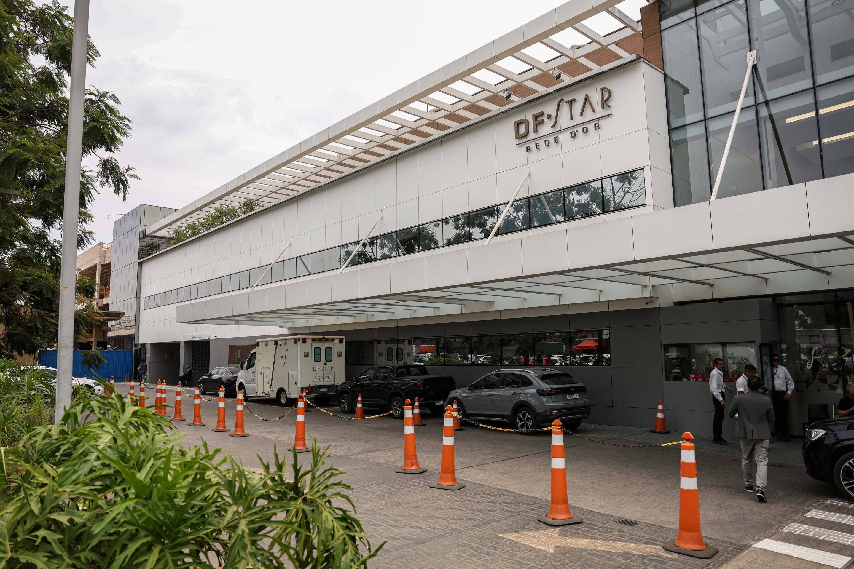 Equipe médica aplica antibiótico e intensifica fisioterapia respiratória em Bolsonaro