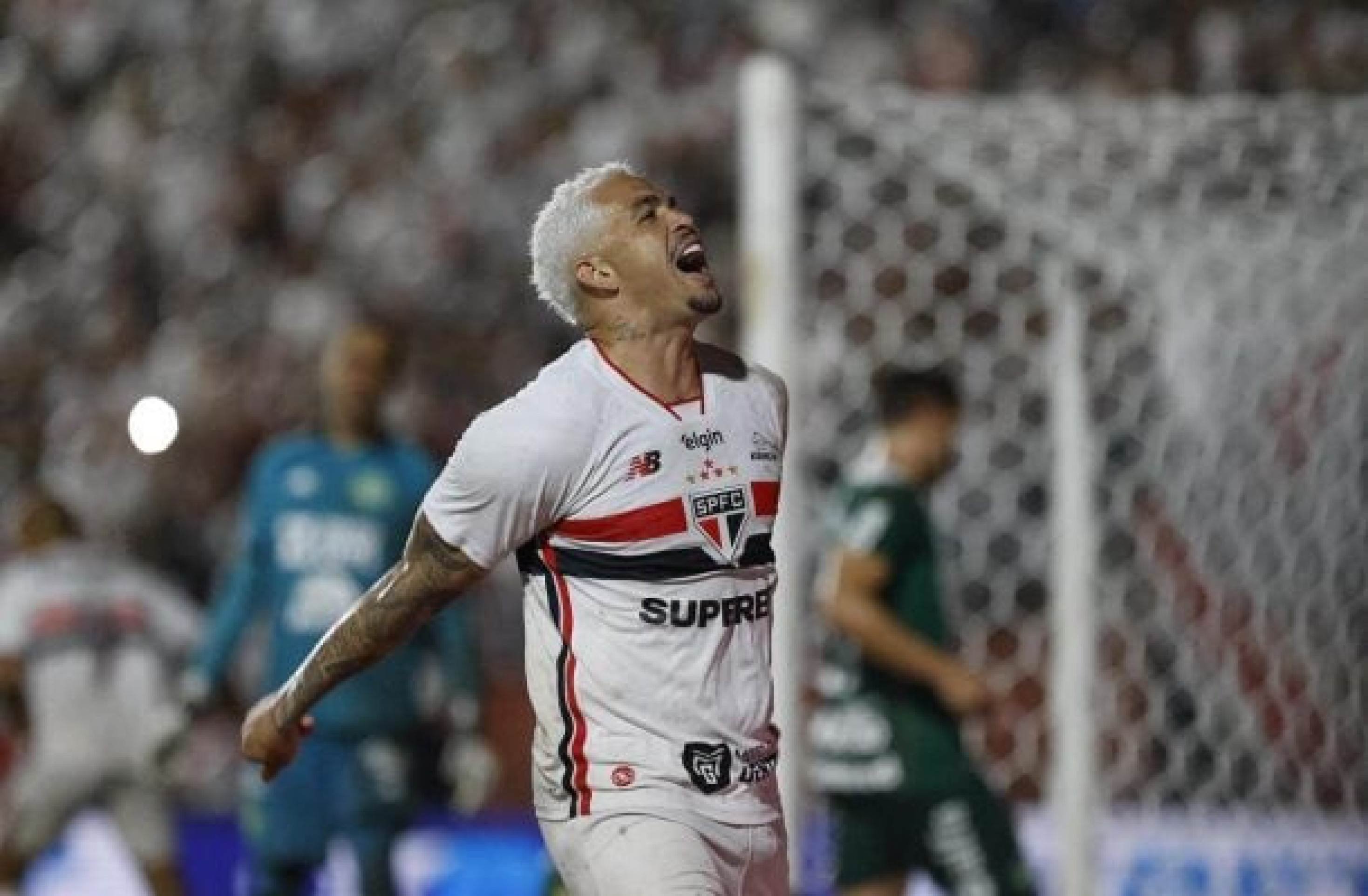 São Paulo não era líder do Brasileirão desde 2022 - Foto: Rubens Chiri e Miguel Schincariol/São paulo -  (crédito:  Foto: Rubens Chiri e Miguel Schincariol/São paulo)