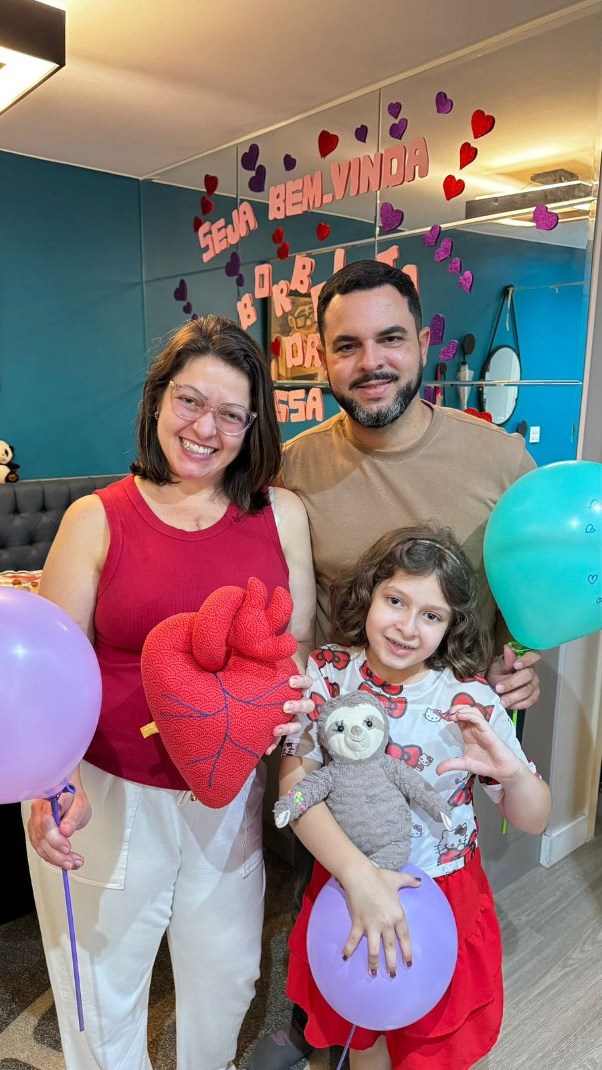 Fab&iacute;ola com o marido, Andr&eacute;, e a filha, Hannah, no dia em que recebeu alta do hospital