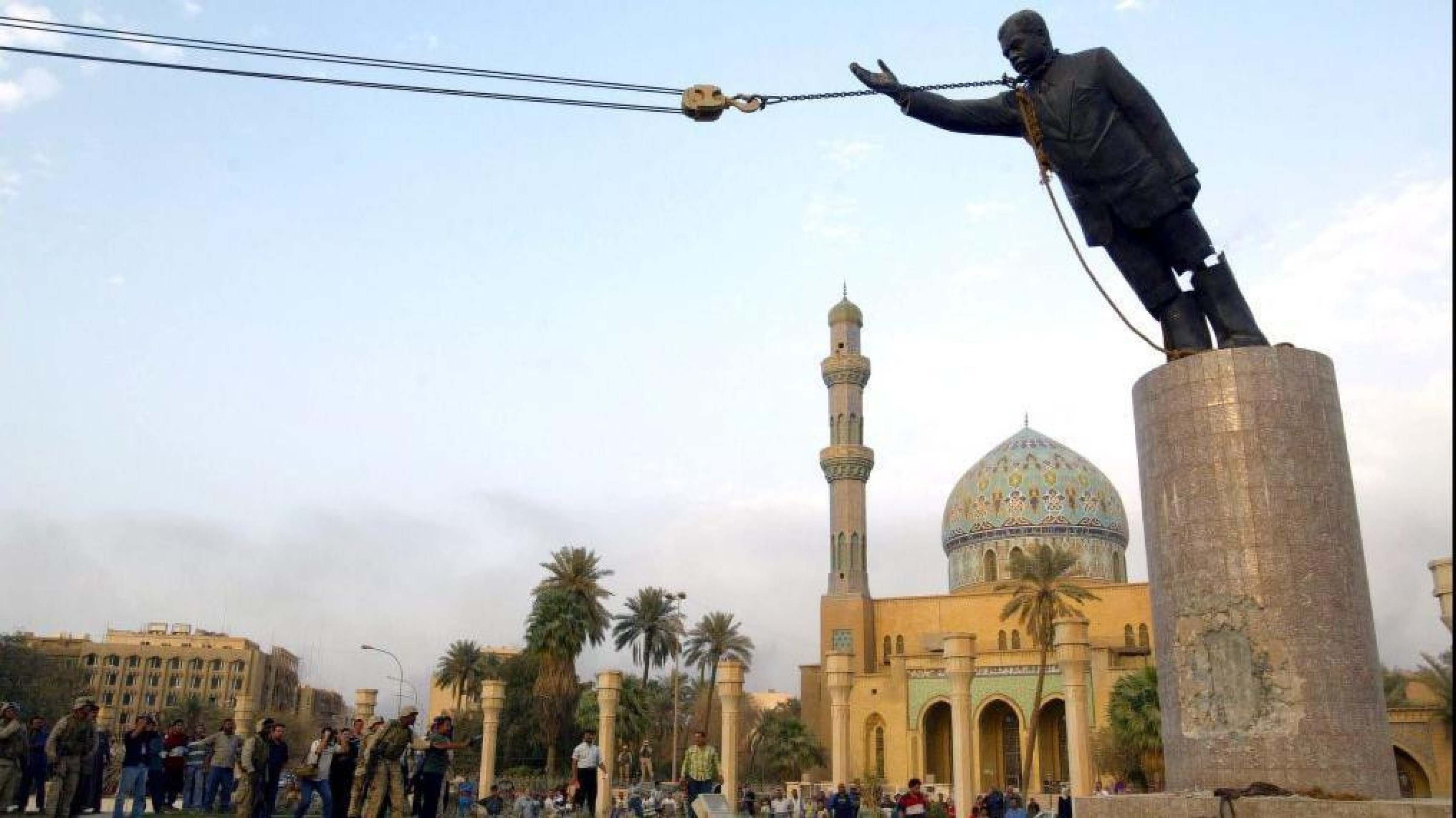 Uma estátua do líder do Iraque, Saddam Hussein, foi derrubada no centro de Bagdá -  (crédito: Gilles BASSIGNAC/Gamma-Rapho via Getty Images)