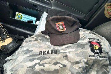 Polícia encontrou medicamentos, uniformes de corporação e um soco inglês em carro de suspeito de estupro  -  (crédito: Divulgação/PCDF)