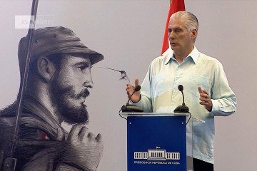Captura de tela de uma transmissão da TV oficial cubana em 13 de março de 2026, mostrando o presidente de Cuba, Miguel Díaz-Canel, falando ao lado de uma imagem de Fidel Castro  -  (crédito: FOTO AFP / CUBA TV)