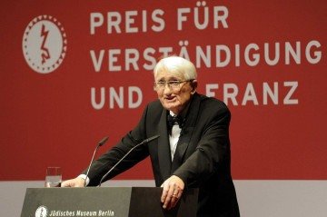O filósofo alemão Jürgen Habermas discursa no Museu Judaico durante a cerimônia de premiação de Jan Philipp Reemtsma e Hubertus Erlen com o prêmio 'Compreensão e Tolerância', em Berlim, 13 de novembro de 2010. - (crédito: ODD ANDERSEN / AFP) O filósofo alemão Jürgen Habermas discursa no Museu Judaico durante a cerimônia de premiação de Jan Philipp Reemtsma e Hubertus Erlen com o prêmio 'Compreensão e Tolerância', em Berlim, 13 de novembro de 2010. - (crédito: ODD ANDERSEN / AFP)