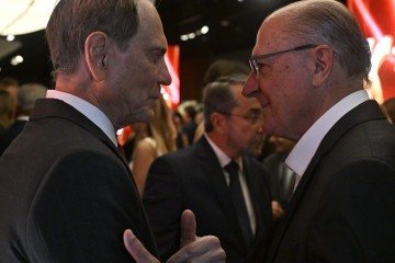  Paulo Octávio conversa com o vice-presidente Geraldo Alckmin, com o presidente do Correio, Guilherme Machado, ao fundo: momento de encontro entre políticos e autoridades -  (crédito:  Carlos Vieira/CB/D.A Press)