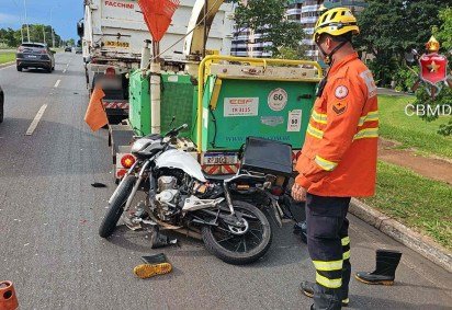 Moto colide contra caminhão no eixinho -  (crédito: Material cedido ao Correio) -Moto colide contra caminhão no eixinho -  (crédito: Material cedido ao Correio)