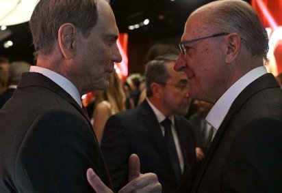  Paulo Octávio conversa com o vice-presidente Geraldo Alckmin, com o presidente do Correio, Guilherme Machado, ao fundo: momento de encontro entre políticos e autoridades -  (crédito:  Carlos Vieira/CB/D.A Press) - Paulo Octávio conversa com o vice-presidente Geraldo Alckmin, com o presidente do Correio, Guilherme Machado, ao fundo: momento de encontro entre políticos e autoridades -  (crédito:  Carlos Vieira/CB/D.A Press)