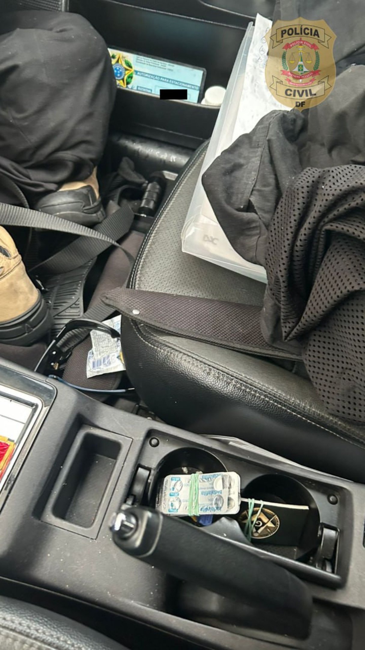 Pol&iacute;cia encontrou medicamentos, uniformes de corpora&ccedil;&atilde;o e um soco ingl&ecirc;s em carro de suspeito de estupro 