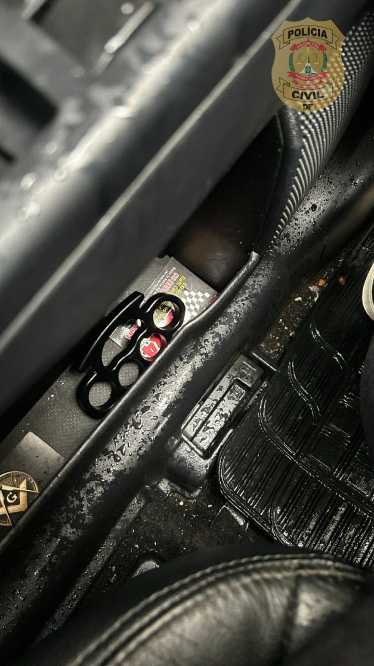 Pol&iacute;cia encontrou medicamentos, uniformes de corpora&ccedil;&atilde;o e um soco ingl&ecirc;s em carro de suspeito de estupro 