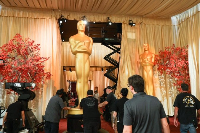  Workers erect an Oscar statue ahead of the 98th Annual Academy Awards outside the Dolby Theatre in Hollywood, California, on March 14, 2026. (Photo by ANGELA WEISS / AFP)
      