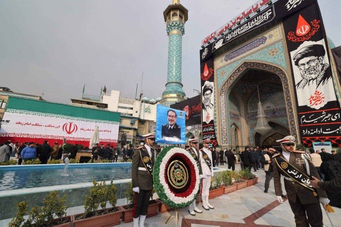 Membros das forças armadas do Irã aguardam o caixão de Ali Shamkhani, o influente conselheiro de segurança iraniano assassinado, em seu funeral no santuário Imamzadeh Saleh, na praça Tajrish, no norte de Teerã, em 14 de março de 2026 - (crédito: ATTA KENARE / AFP) Membros das forças armadas do Irã aguardam o caixão de Ali Shamkhani, o influente conselheiro de segurança iraniano assassinado, em seu funeral no santuário Imamzadeh Saleh, na praça Tajrish, no norte de Teerã, em 14 de março de 2026 - (crédito: ATTA KENARE / AFP)