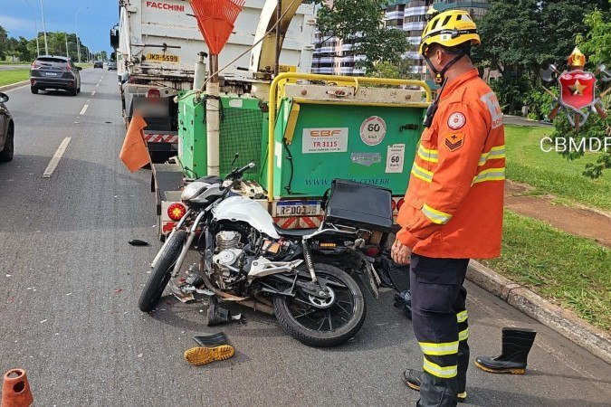 Moto colide contra caminhão no eixinho - (crédito: Material cedido ao Correio) Moto colide contra caminhão no eixinho - (crédito: Material cedido ao Correio)