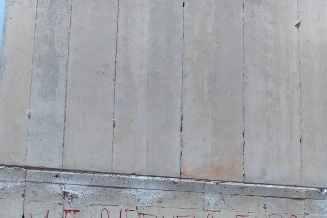 Pichação em muro em local onde vivem venezuelanos em São Sebastião, DF