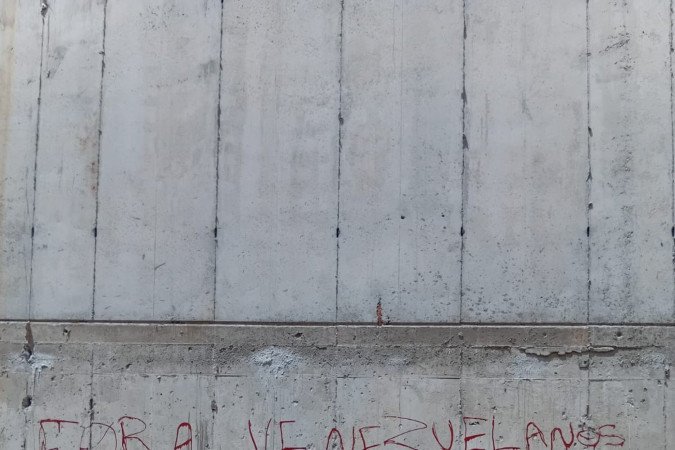 Pichação em local onde moram venezuelanos em São Sebastião, DF