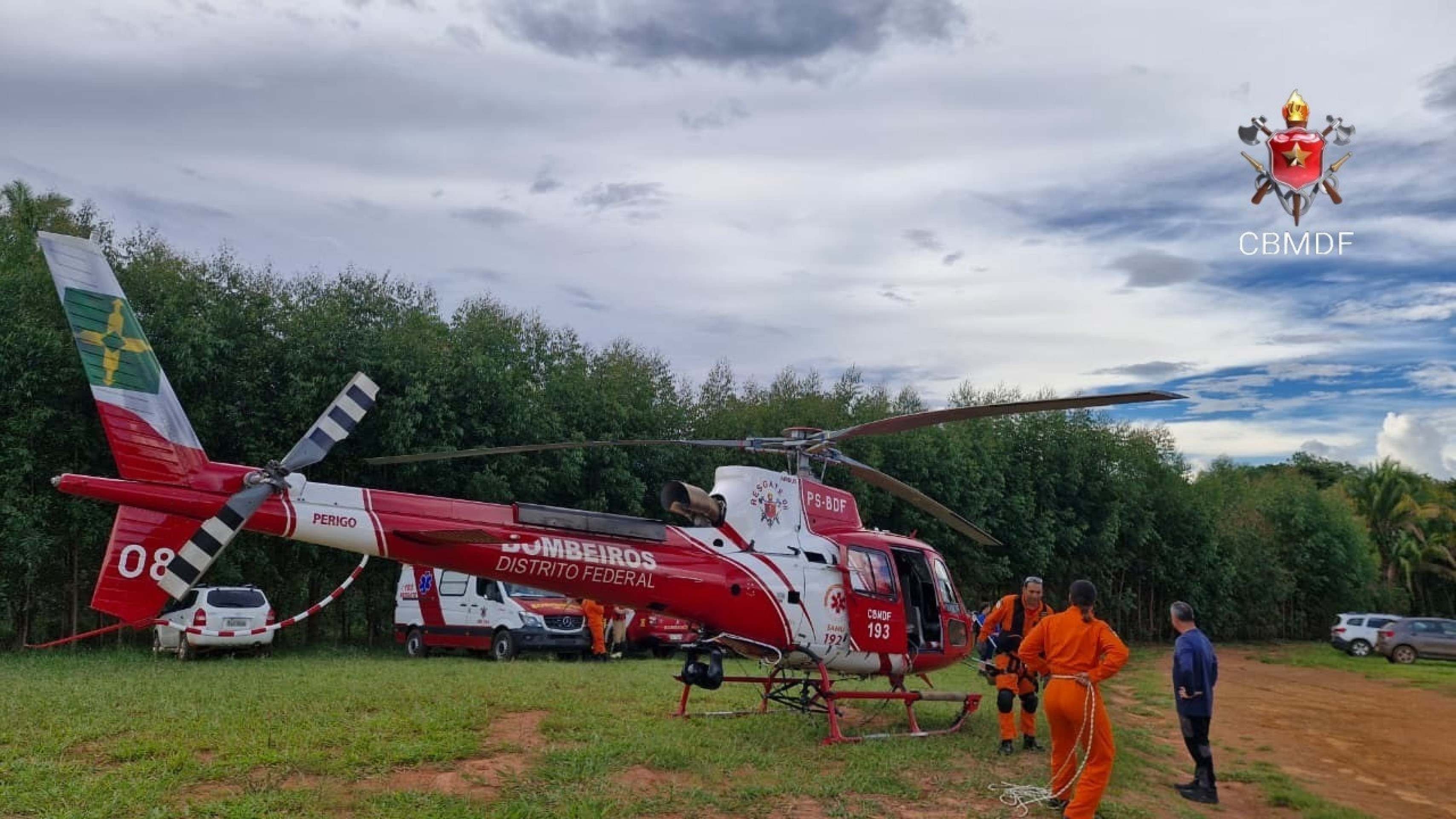 Homem é resgatado por helicóptero após se ferir em cachoeira