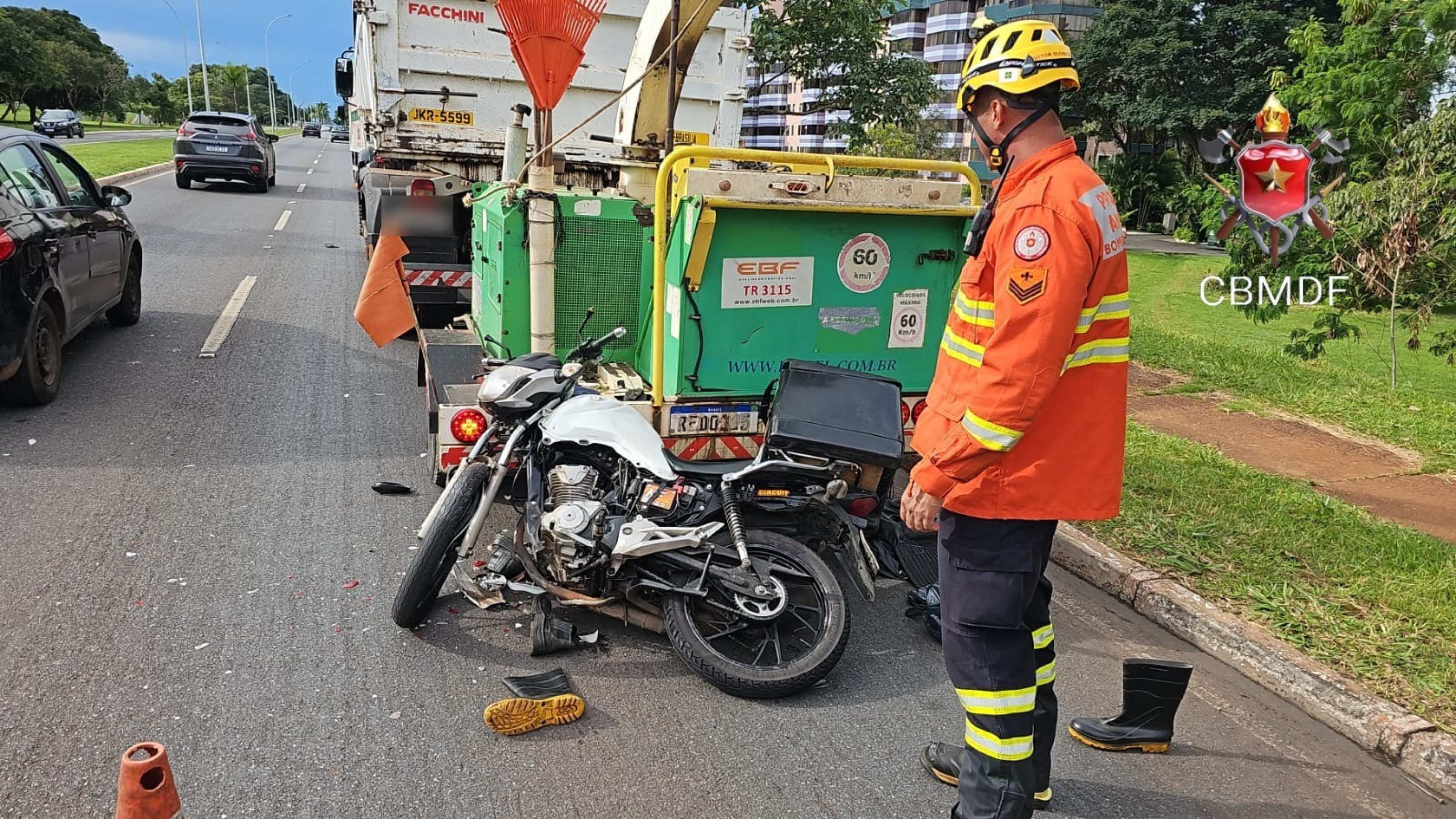 Motociclista fica ferido após colisão com caminhão no Eixinho