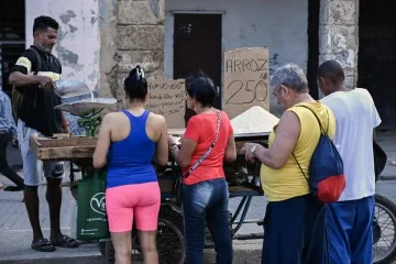 Pessoas fazem fila para comprar comida em Havana, em 9 de março de 2026.  -  (crédito: YAMIL LAGE / AFP)