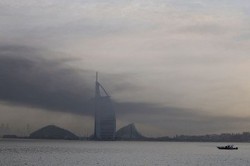 Fumaça é vista acima de Dubai em 13 de março de 2026. Explosões sacudiram prédios e uma nuvem de fumaça pairou sobre uma área central do centro financeiro do Oriente Médio. - (crédito: Agência France-Presse) Fumaça é vista acima de Dubai em 13 de março de 2026. Explosões sacudiram prédios e uma nuvem de fumaça pairou sobre uma área central do centro financeiro do Oriente Médio. - (crédito: Agência France-Presse)