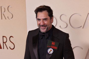 Javier Bardem chamou atenção no tapete vermelho com broche escrito 'No a la guera' - (crédito: Julian Hamilton / Getty Images via AFP)) Javier Bardem chamou atenção no tapete vermelho com broche escrito 'No a la guera' - (crédito: Julian Hamilton / Getty Images via AFP))