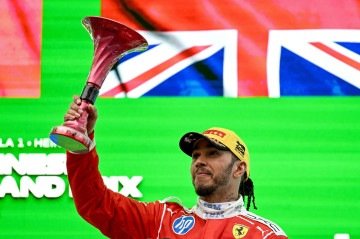 O piloto britânico Lewis Hamilton, da Ferrari, que terminou em terceiro lugar, comemora no pódio após o Grande Prêmio da China de Fórmula 1 no Circuito Internacional de Xangai, em Xangai, em 15 de março de 2026. - (crédito: Greg Baker / AFP) O piloto britânico Lewis Hamilton, da Ferrari, que terminou em terceiro lugar, comemora no pódio após o Grande Prêmio da China de Fórmula 1 no Circuito Internacional de Xangai, em Xangai, em 15 de março de 2026. - (crédito: Greg Baker / AFP)