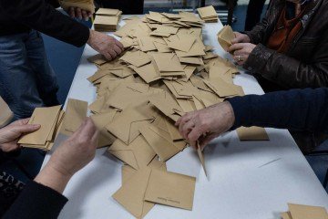 Voluntários se preparam para iniciar a contagem de cédulas em um centro de votação após o primeiro turno das eleições municipais de 2026 na França, em Quimper - (crédito: FRED TANNEAU / AFP) Voluntários se preparam para iniciar a contagem de cédulas em um centro de votação após o primeiro turno das eleições municipais de 2026 na França, em Quimper - (crédito: FRED TANNEAU / AFP)