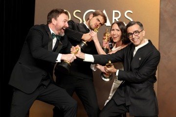 Os Cantores e Two People Exchanging Saliva protagonizam sétimo empate da história do Oscar e vencem categoria de Melhor Curta-Metragem -  (crédito: Frazer Harrison / Getty Images via AFP       )