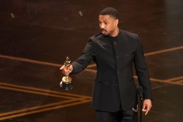 O ator norte-americano Michael B. Jordan recebe o prêmio de Melhor Ator por Pecadores - (crédito: PATRICK T. FALLON / AFP) O ator norte-americano Michael B. Jordan recebe o prêmio de Melhor Ator por Pecadores - (crédito: PATRICK T. FALLON / AFP)