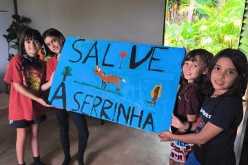 Crianças seguram cartaz escrito 'Salve a Serrinha' -  (crédito: Material cedido ao Correio)