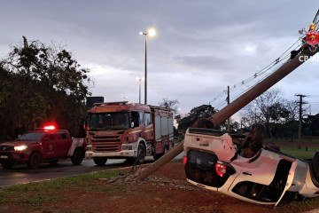 O acidente causou sérios danos ao veículo -  (crédito: Serviço Operacional de Informação Pública – SOINP/CBMDF)