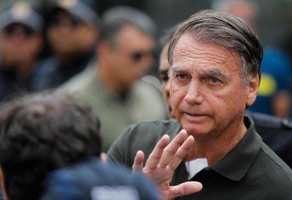 Internado desde a última sexta-feira (13), e sem previsão de alta até o momento, Bolsonaro está hospitalizado para tratar uma broncopneumonia -  (crédito: AFP via Getty Images) -Internado desde a última sexta-feira (13), e sem previsão de alta até o momento, Bolsonaro está hospitalizado para tratar uma broncopneumonia -  (crédito: AFP via Getty Images)