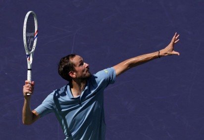 Daniil Medvedev saca contra Alex Michelsen, dos Estados Unidos, em sua partida da quarta rodada do BNP Paribas Open no Indian Wells Tennis Garden       -  (crédito:  Getty Images via AFP) -Daniil Medvedev saca contra Alex Michelsen, dos Estados Unidos, em sua partida da quarta rodada do BNP Paribas Open no Indian Wells Tennis Garden       -  (crédito:  Getty Images via AFP)