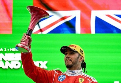 o piloto britânico Lewis Hamilton comemorando no pódio      -  (crédito: Greg Baker / AFP) -o piloto britânico Lewis Hamilton comemorando no pódio      -  (crédito: Greg Baker / AFP)