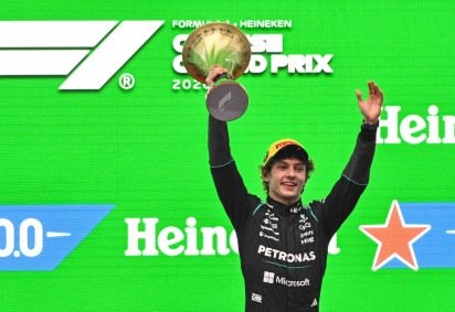 O piloto italiano da Mercedes, Kimi Antonelli, comemora no pódio após vencer o Grande Prêmio da China de F1 no Circuito Internacional de Xangai, em 15 de março de 2026.     -  (crédito: Hector RETAMAL / AFP) -O piloto italiano da Mercedes, Kimi Antonelli, comemora no pódio após vencer o Grande Prêmio da China de F1 no Circuito Internacional de Xangai, em 15 de março de 2026.     -  (crédito: Hector RETAMAL / AFP)