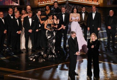 O cineasta norte-americano Paul Thomas Anderson e a produtora norte-americana Sara Murphy recebem o prêmio de Melhor Filme por 'One Battle After Another' ao lado do elenco e da equipe no palco durante a 98ª edição do Oscar. -  (crédito:  Patrick T. Fallon / AFP)