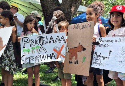 Crian&ccedil;as seguram cartazes em defesa da Serrinha do Parano&aacute; -  (crédito: Carlos Vieira/CB/DA Press) -Crian&ccedil;as seguram cartazes em defesa da Serrinha do Parano&aacute; -  (crédito: Carlos Vieira/CB/DA Press)